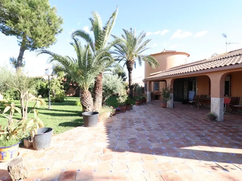 VILLA CON 1900 M2 DE PARCELA. 5 DORM. 3 BAÑOS. 2 SALONES. 380M2 DE CASA. PISCINA PRIVADA.