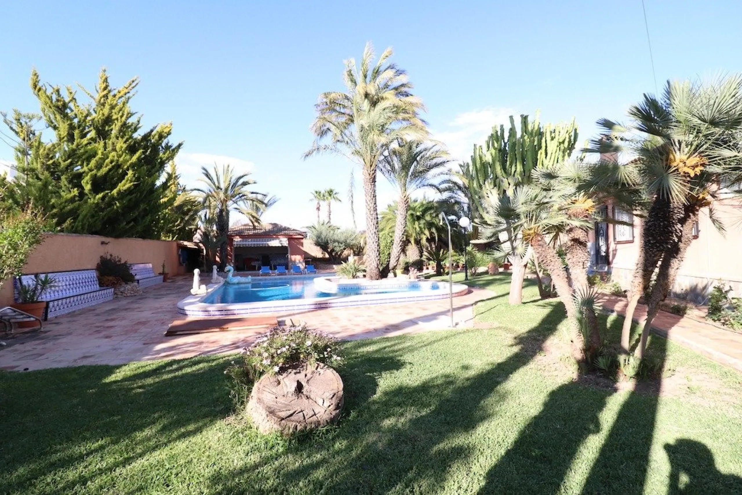 VILLA CON 1900 M2 DE PARCELA. 5 DORM. 3 BAÑOS. 2 SALONES. 380M2 DE CASA. PISCINA PRIVADA.