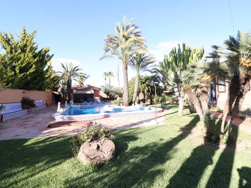 VILLA CON 1900 M2 DE PARCELA. 5 DORM. 3 BAÑOS. 2 SALONES. 380M2 DE CASA. PISCINA PRIVADA.