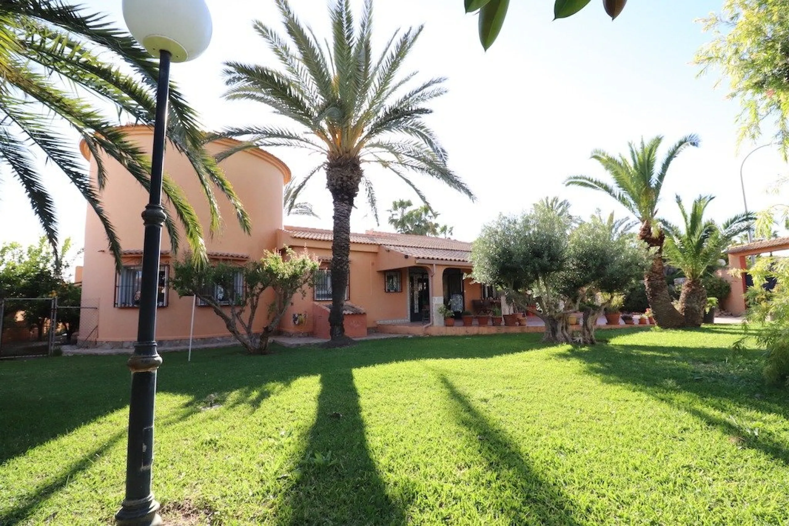 VILLA CON 1900 M2 DE PARCELA. 5 DORM. 3 BAÑOS. 2 SALONES. 380M2 DE CASA. PISCINA PRIVADA.