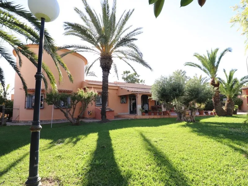 VILLA CON 1900 M2 DE PARCELA. 5 DORM. 3 BAÑOS. 2 SALONES. 380M2 DE CASA. PISCINA PRIVADA.