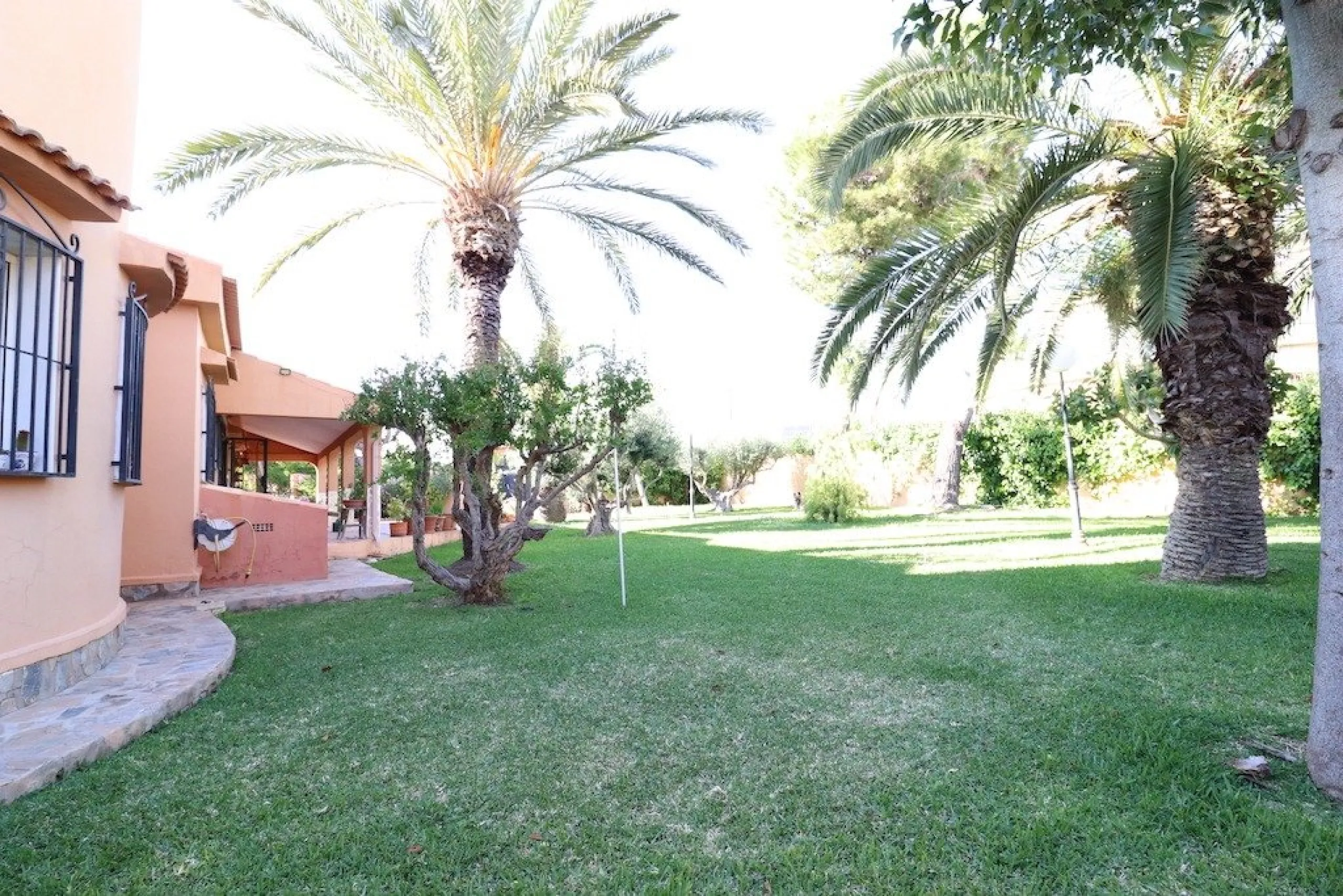 VILLA CON 1900 M2 DE PARCELA. 5 DORM. 3 BAÑOS. 2 SALONES. 380M2 DE CASA. PISCINA PRIVADA.
