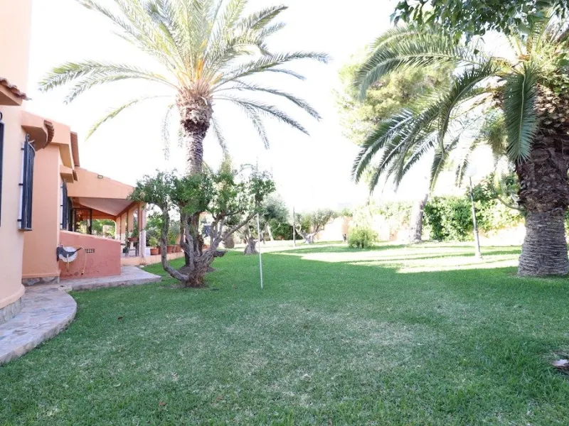 VILLA CON 1900 M2 DE PARCELA. 5 DORM. 3 BAÑOS. 2 SALONES. 380M2 DE CASA. PISCINA PRIVADA.