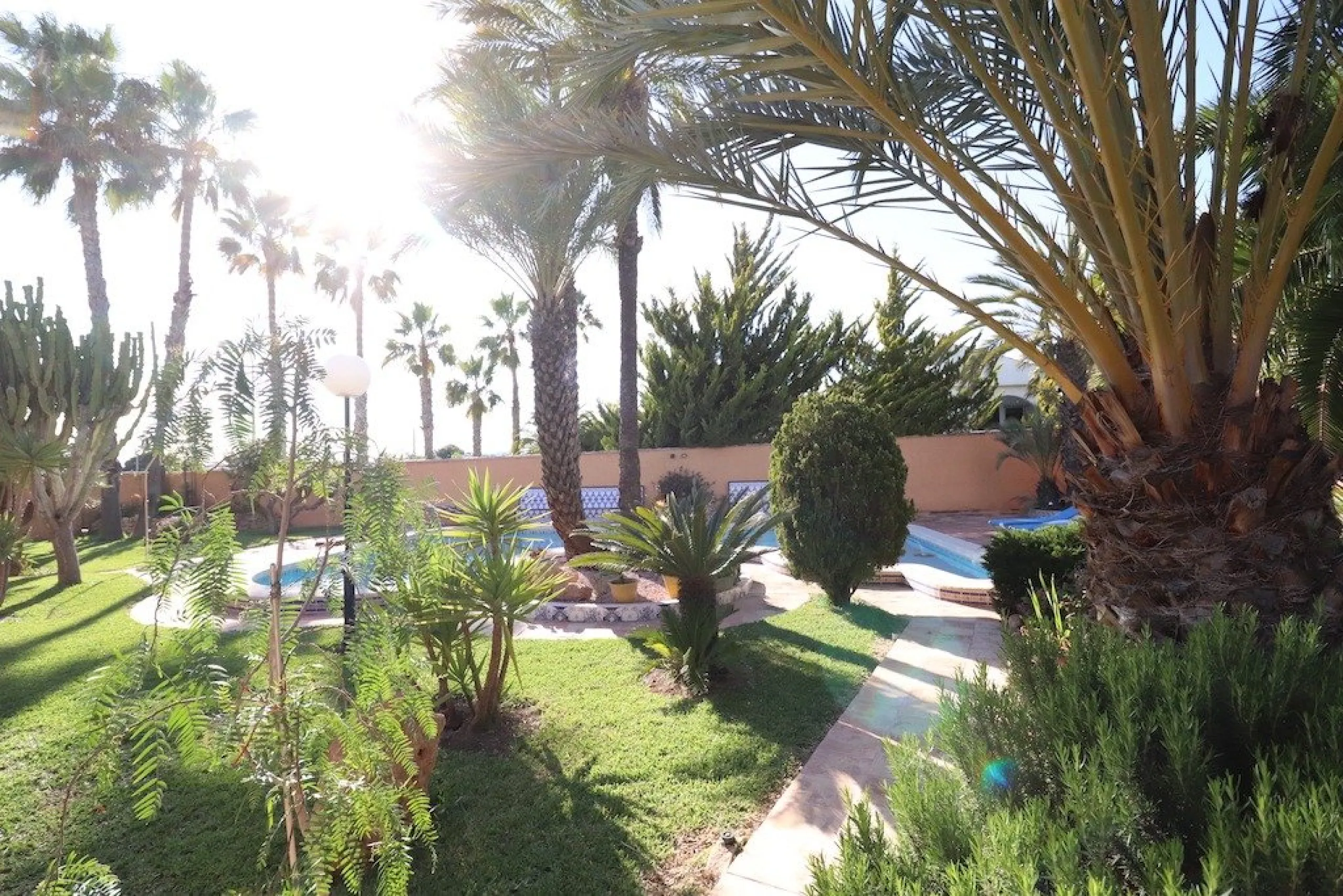 VILLA CON 1900 M2 DE PARCELA. 5 DORM. 3 BAÑOS. 2 SALONES. 380M2 DE CASA. PISCINA PRIVADA.