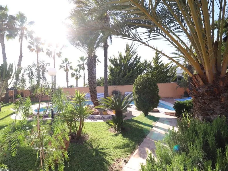 VILLA CON 1900 M2 DE PARCELA. 5 DORM. 3 BAÑOS. 2 SALONES. 380M2 DE CASA. PISCINA PRIVADA.