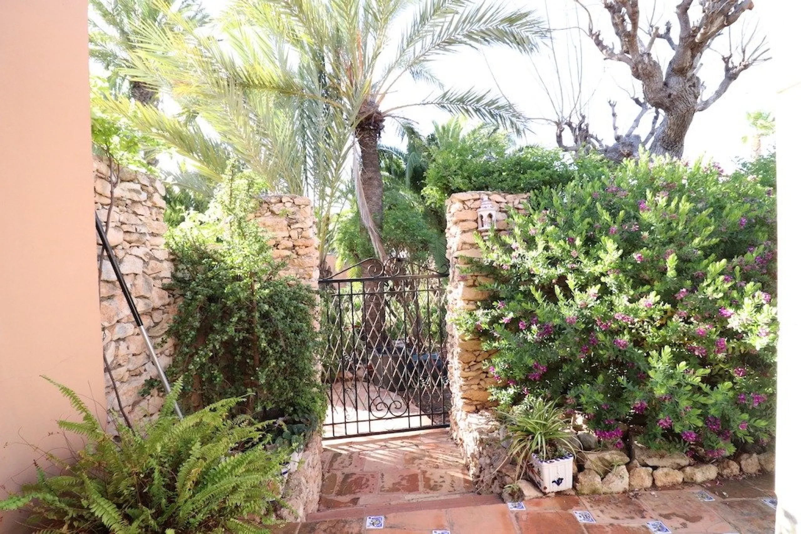 VILLA CON 1900 M2 DE PARCELA. 5 DORM. 3 BAÑOS. 2 SALONES. 380M2 DE CASA. PISCINA PRIVADA.