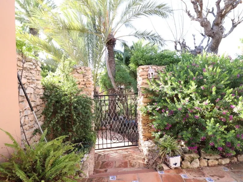 VILLA CON 1900 M2 DE PARCELA. 5 DORM. 3 BAÑOS. 2 SALONES. 380M2 DE CASA. PISCINA PRIVADA.