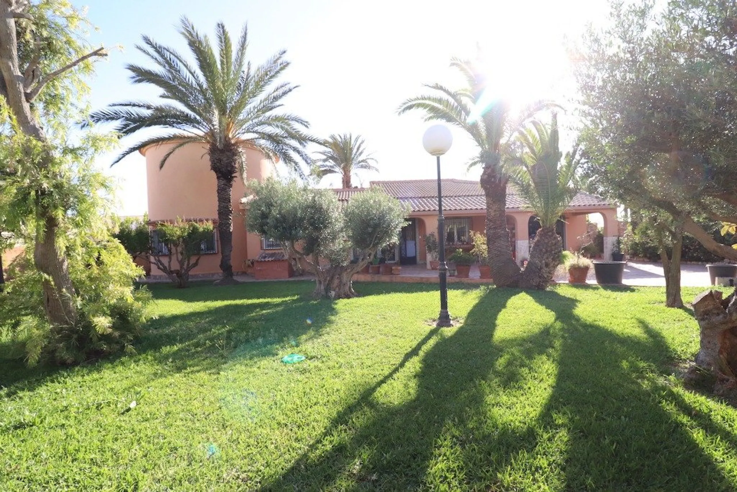 VILLA CON 1900 M2 DE PARCELA. 5 DORM. 3 BAÑOS. 2 SALONES. 380M2 DE CASA. PISCINA PRIVADA.