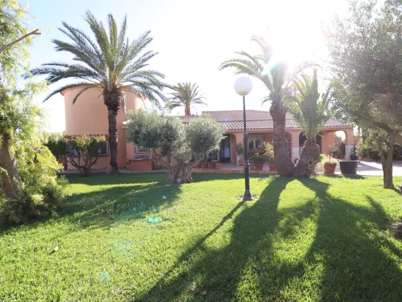 VILLA CON 1900 M2 DE PARCELA. 5 DORM. 3 BAÑOS. 2 SALONES. 380M2 DE CASA. PISCINA PRIVADA.