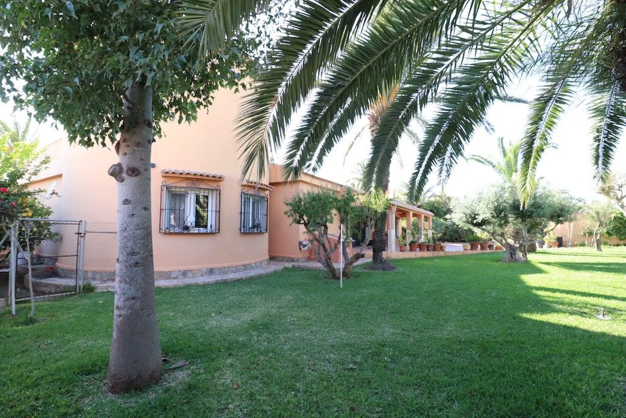 VILLA CON 1900 M2 DE PARCELA. 5 DORM. 3 BAÑOS. 2 SALONES. 380M2 DE CASA. PISCINA PRIVADA.