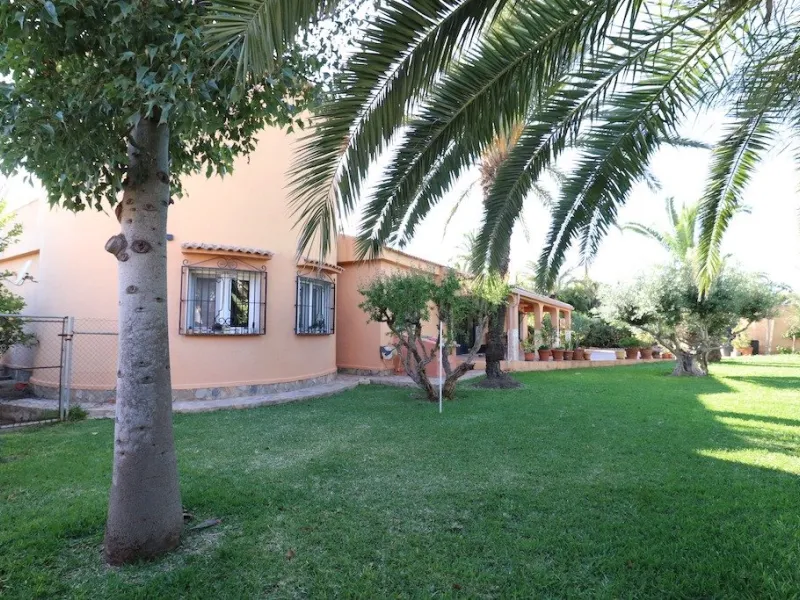 VILLA CON 1900 M2 DE PARCELA. 5 DORM. 3 BAÑOS. 2 SALONES. 380M2 DE CASA. PISCINA PRIVADA.