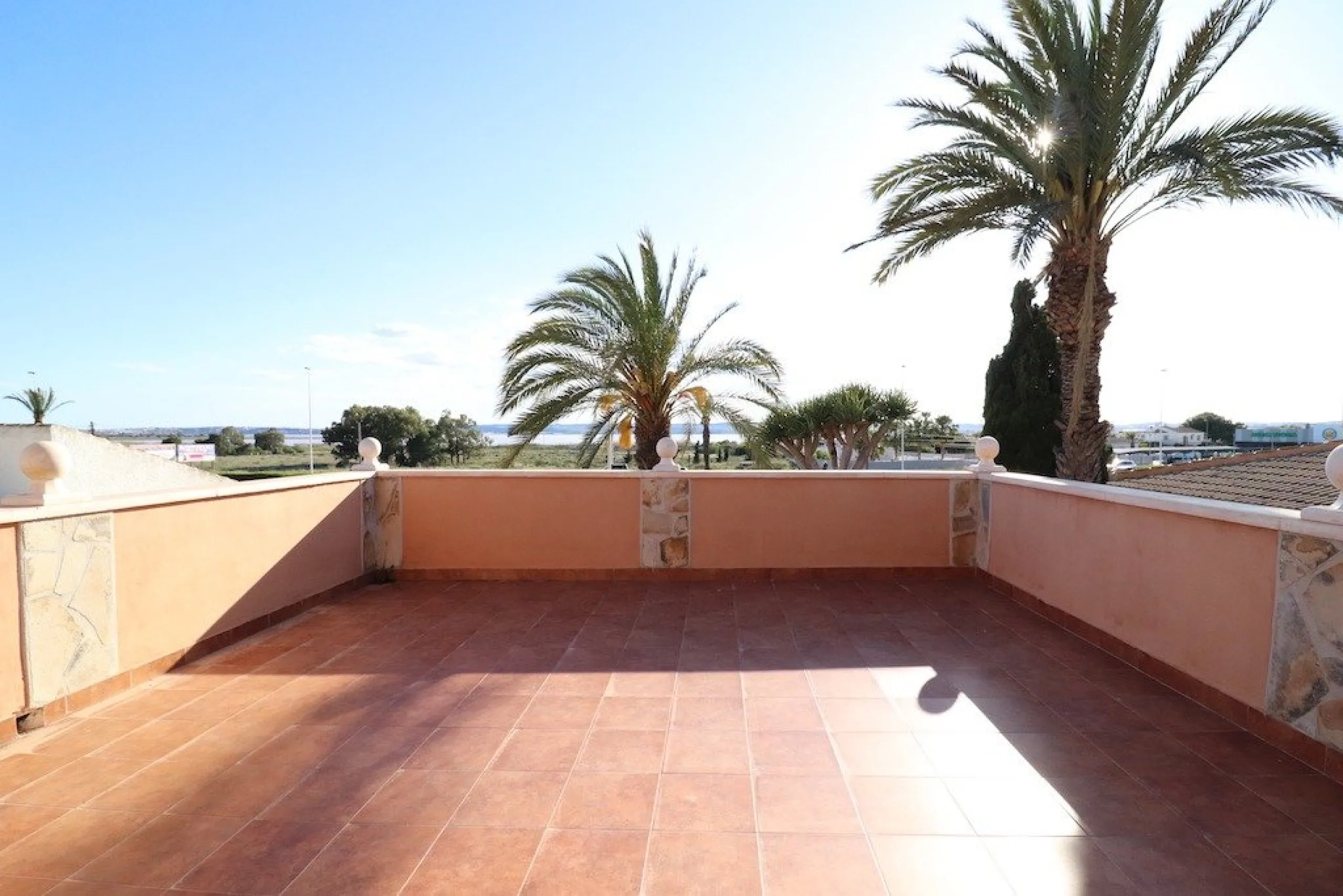 VILLA CON 1900 M2 DE PARCELA. 5 DORM. 3 BAÑOS. 2 SALONES. 380M2 DE CASA. PISCINA PRIVADA.