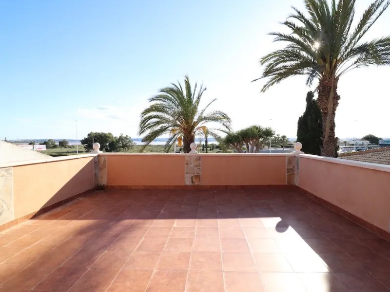 VILLA CON 1900 M2 DE PARCELA. 5 DORM. 3 BAÑOS. 2 SALONES. 380M2 DE CASA. PISCINA PRIVADA.