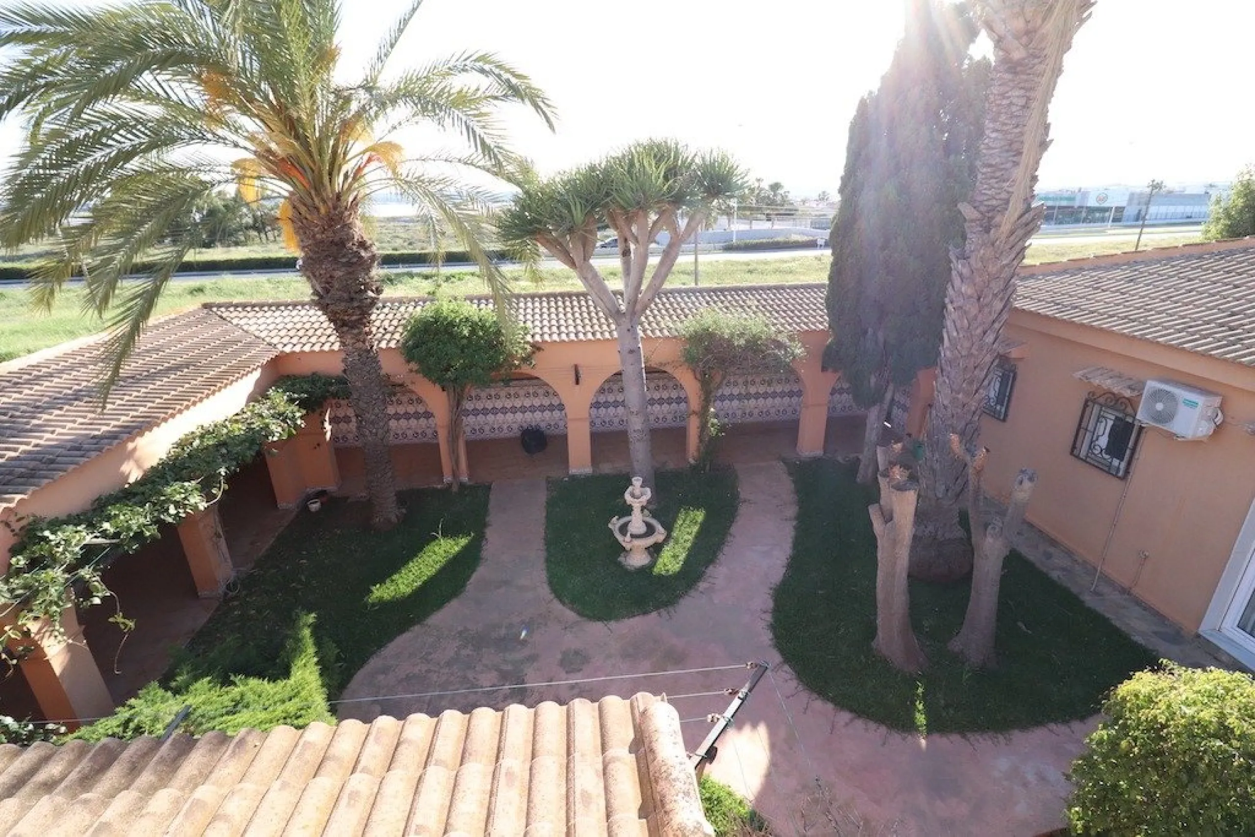VILLA CON 1900 M2 DE PARCELA. 5 DORM. 3 BAÑOS. 2 SALONES. 380M2 DE CASA. PISCINA PRIVADA.