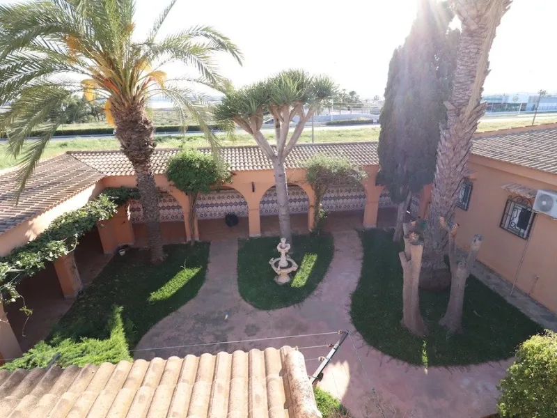VILLA CON 1900 M2 DE PARCELA. 5 DORM. 3 BAÑOS. 2 SALONES. 380M2 DE CASA. PISCINA PRIVADA.