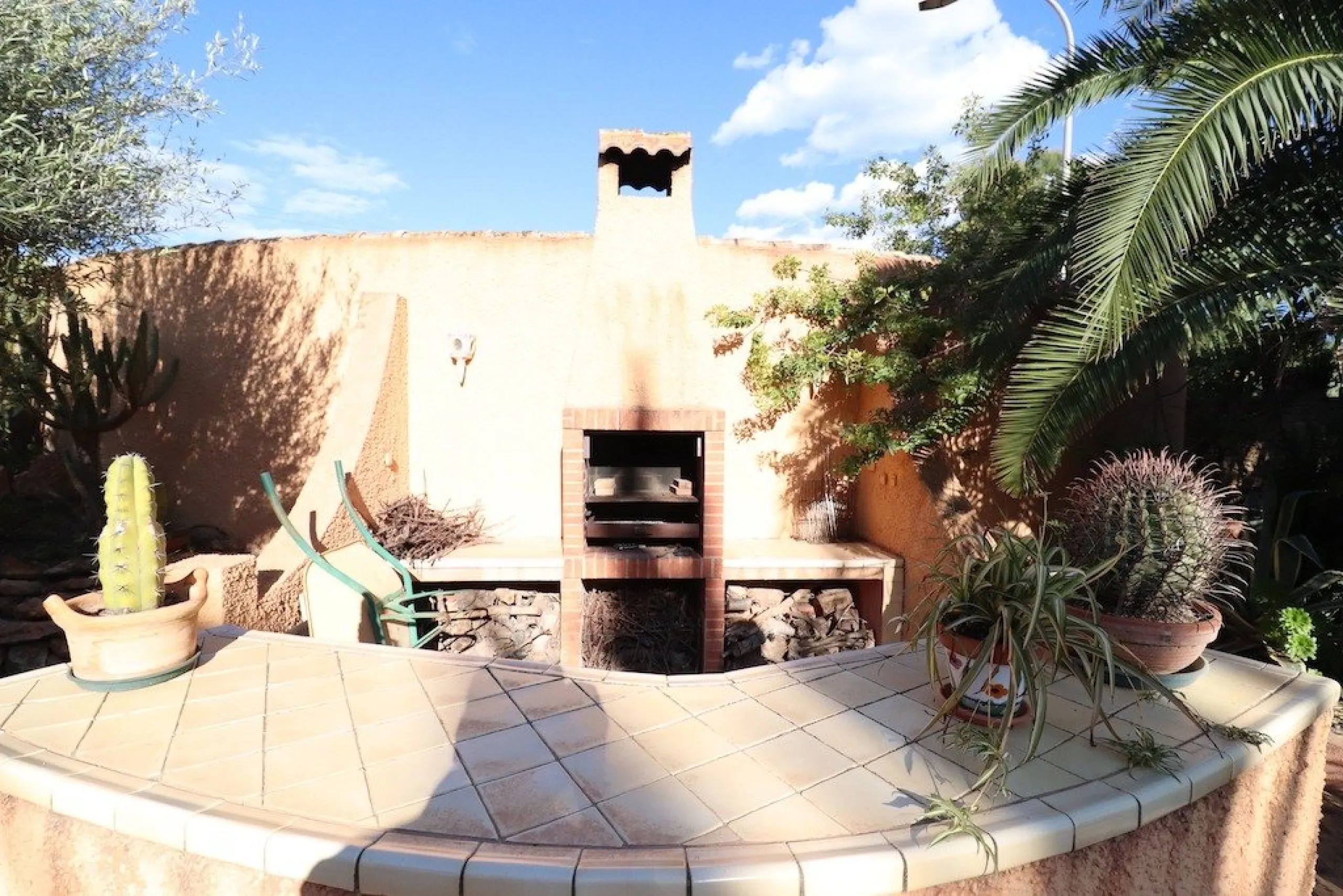 VILLA CON 1900 M2 DE PARCELA. 5 DORM. 3 BAÑOS. 2 SALONES. 380M2 DE CASA. PISCINA PRIVADA.