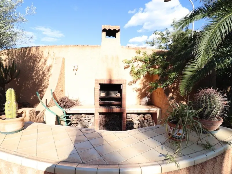 VILLA CON 1900 M2 DE PARCELA. 5 DORM. 3 BAÑOS. 2 SALONES. 380M2 DE CASA. PISCINA PRIVADA.