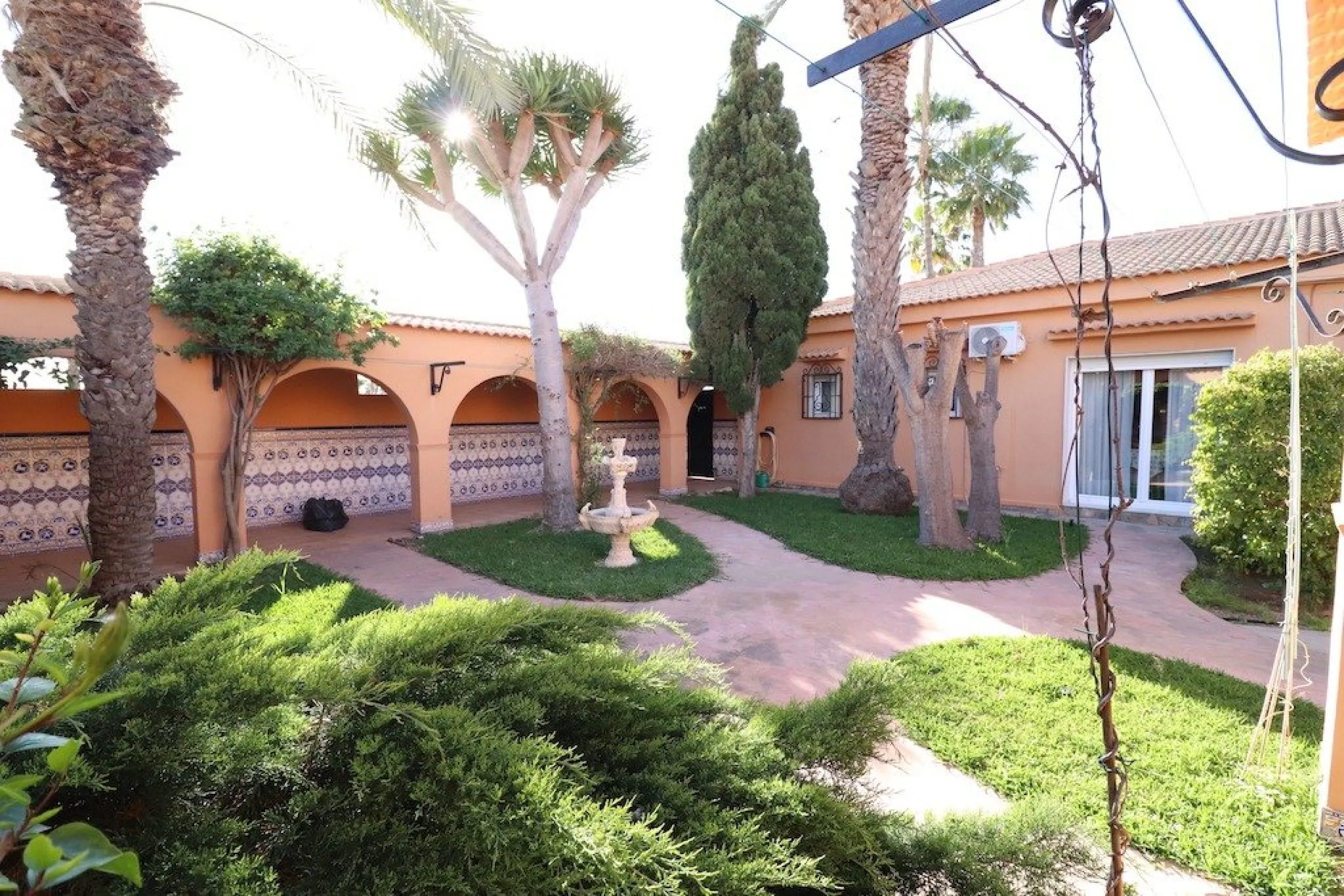 VILLA CON 1900 M2 DE PARCELA. 5 DORM. 3 BAÑOS. 2 SALONES. 380M2 DE CASA. PISCINA PRIVADA.