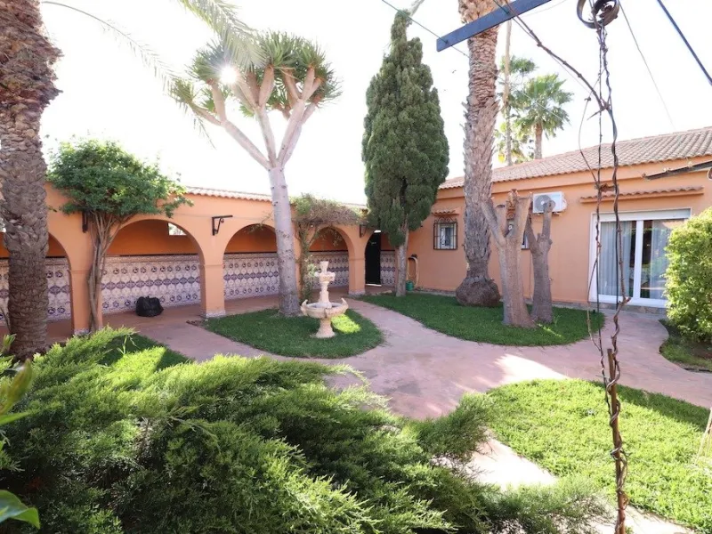 VILLA CON 1900 M2 DE PARCELA. 5 DORM. 3 BAÑOS. 2 SALONES. 380M2 DE CASA. PISCINA PRIVADA.