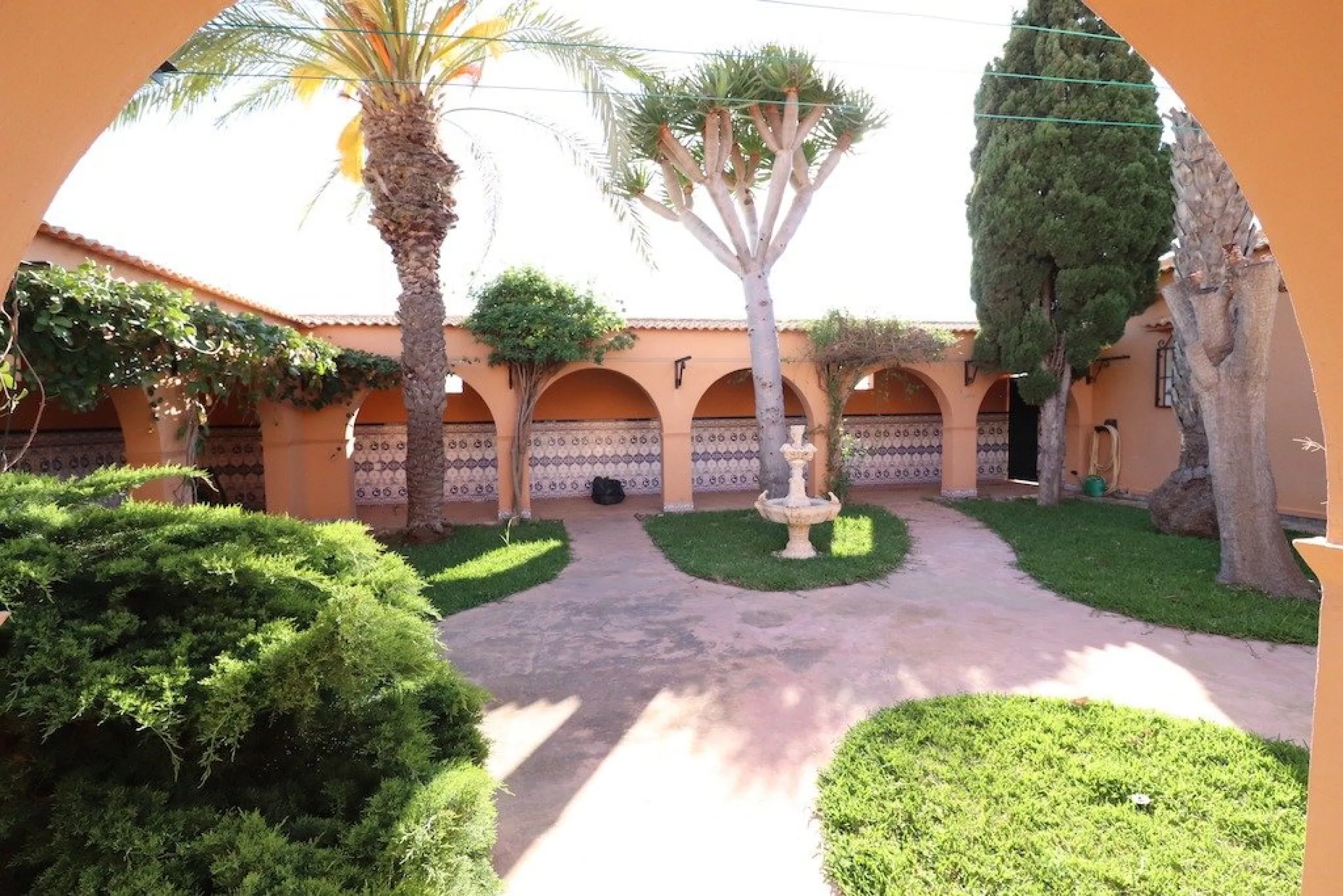 VILLA CON 1900 M2 DE PARCELA. 5 DORM. 3 BAÑOS. 2 SALONES. 380M2 DE CASA. PISCINA PRIVADA.