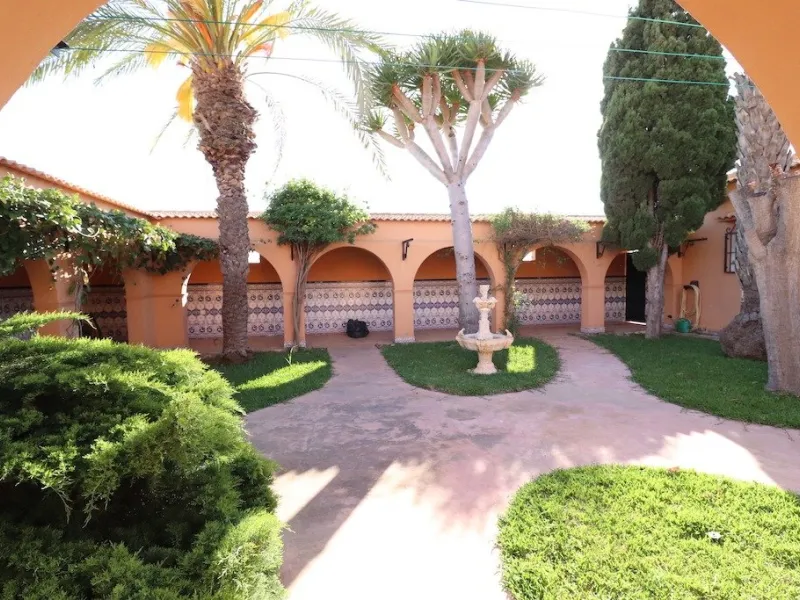 VILLA CON 1900 M2 DE PARCELA. 5 DORM. 3 BAÑOS. 2 SALONES. 380M2 DE CASA. PISCINA PRIVADA.