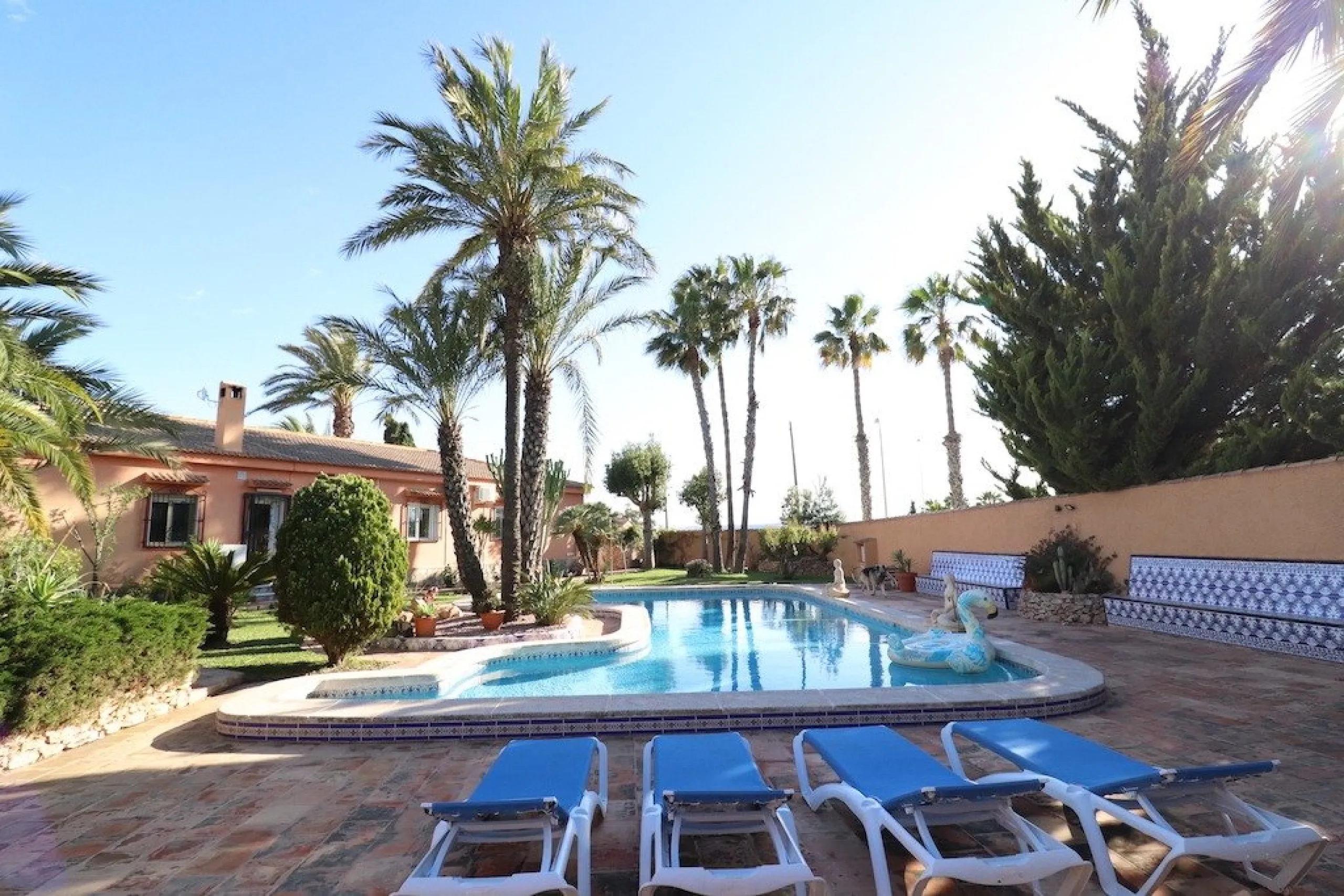VILLA CON 1900 M2 DE PARCELA. 5 DORM. 3 BAÑOS. 2 SALONES. 380M2 DE CASA. PISCINA PRIVADA.