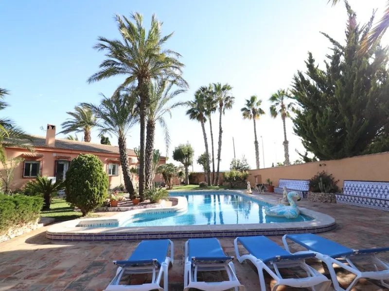 VILLA CON 1900 M2 DE PARCELA. 5 DORM. 3 BAÑOS. 2 SALONES. 380M2 DE CASA. PISCINA PRIVADA.