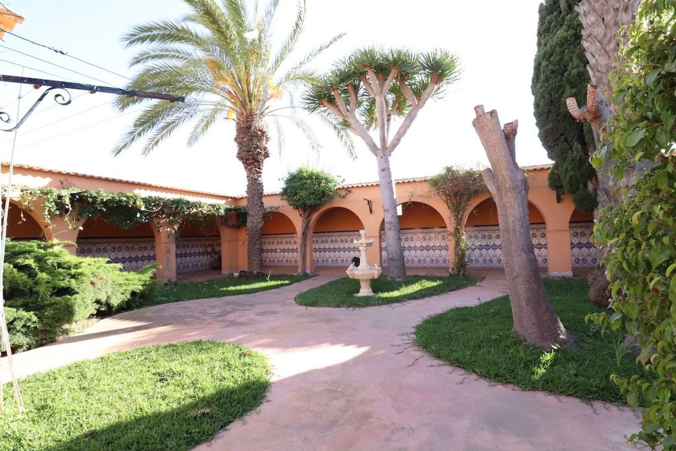 VILLA CON 1900 M2 DE PARCELA. 5 DORM. 3 BAÑOS. 2 SALONES. 380M2 DE CASA. PISCINA PRIVADA.