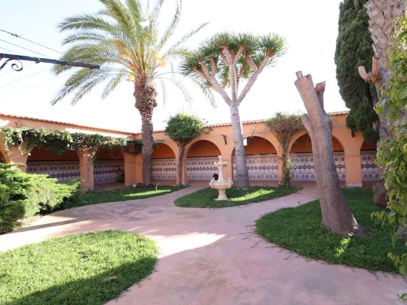 VILLA CON 1900 M2 DE PARCELA. 5 DORM. 3 BAÑOS. 2 SALONES. 380M2 DE CASA. PISCINA PRIVADA.