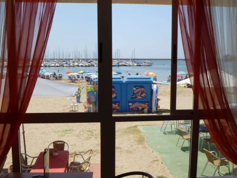 RESTAURANTE EN TORREVIEJA EN LA PRIMERA LINEA DE PLAYA. (EL PROPIETARIO ACEPTA CONTRAOFERTA!)