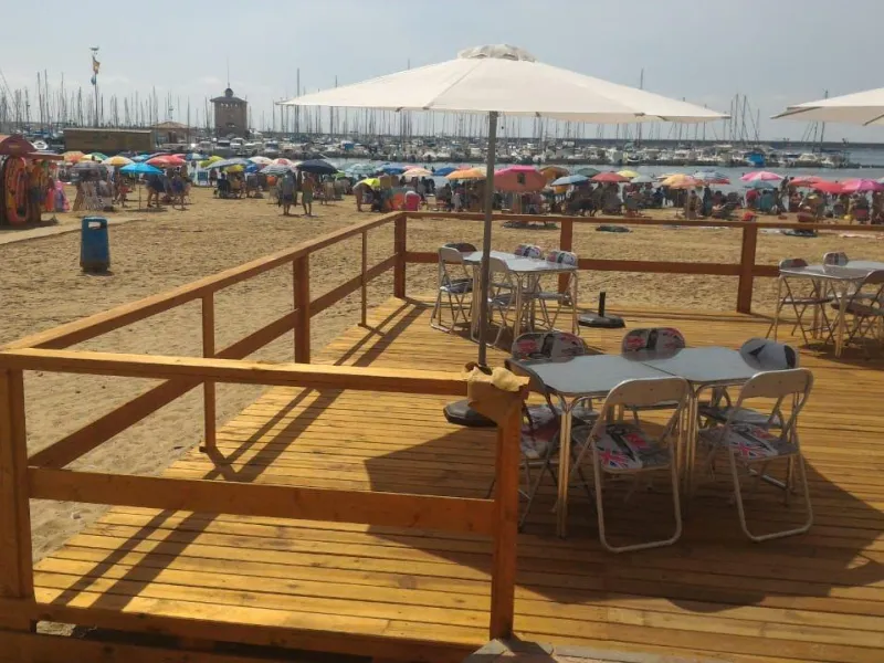 RESTAURANTE EN TORREVIEJA EN LA PRIMERA LINEA DE PLAYA. (EL PROPIETARIO ACEPTA CONTRAOFERTA!)