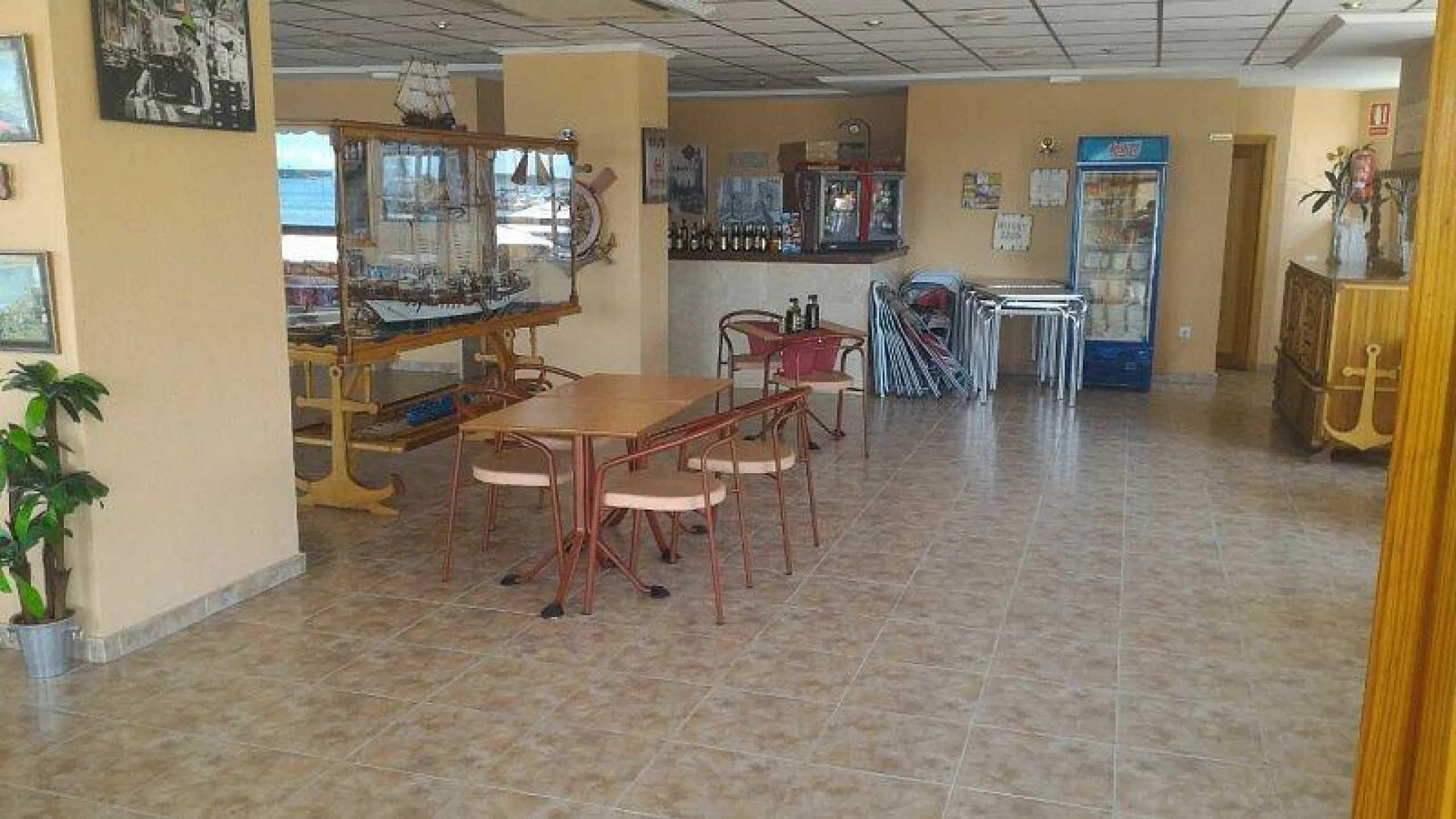 RESTAURANTE EN TORREVIEJA EN LA PRIMERA LINEA DE PLAYA. (EL PROPIETARIO ACEPTA CONTRAOFERTA!)