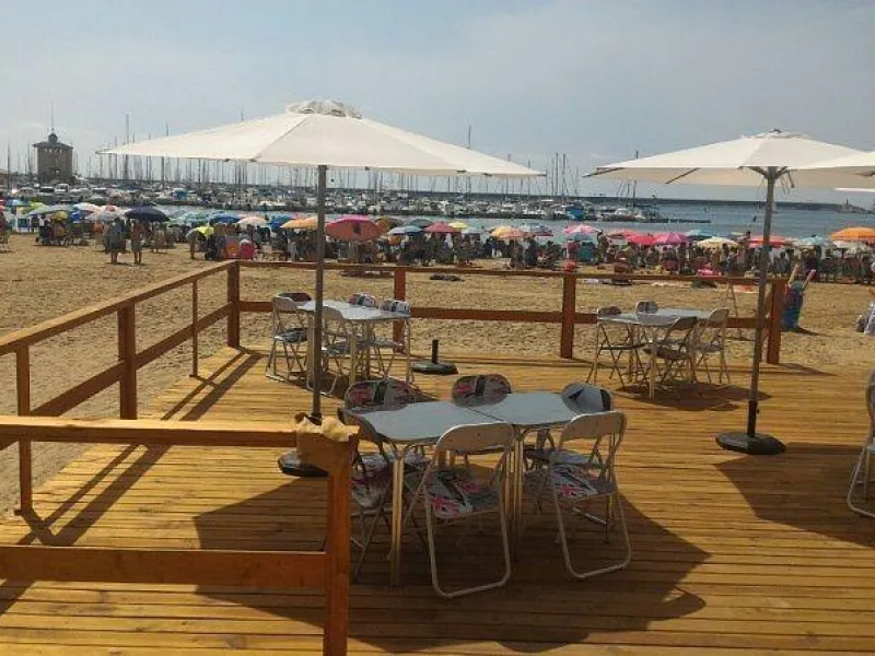 RESTAURANTE EN TORREVIEJA EN LA PRIMERA LINEA DE PLAYA. (EL PROPIETARIO ACEPTA CONTRAOFERTA!)