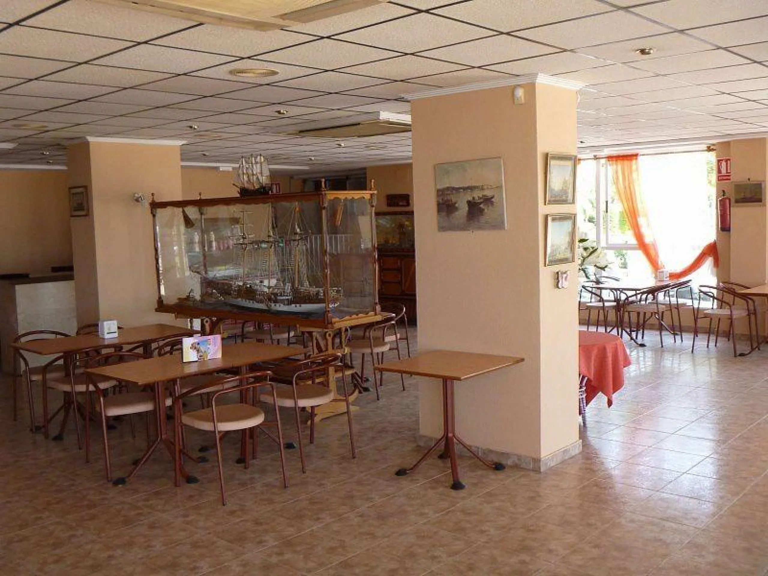RESTAURANTE EN TORREVIEJA EN LA PRIMERA LINEA DE PLAYA. (EL PROPIETARIO ACEPTA CONTRAOFERTA!)
