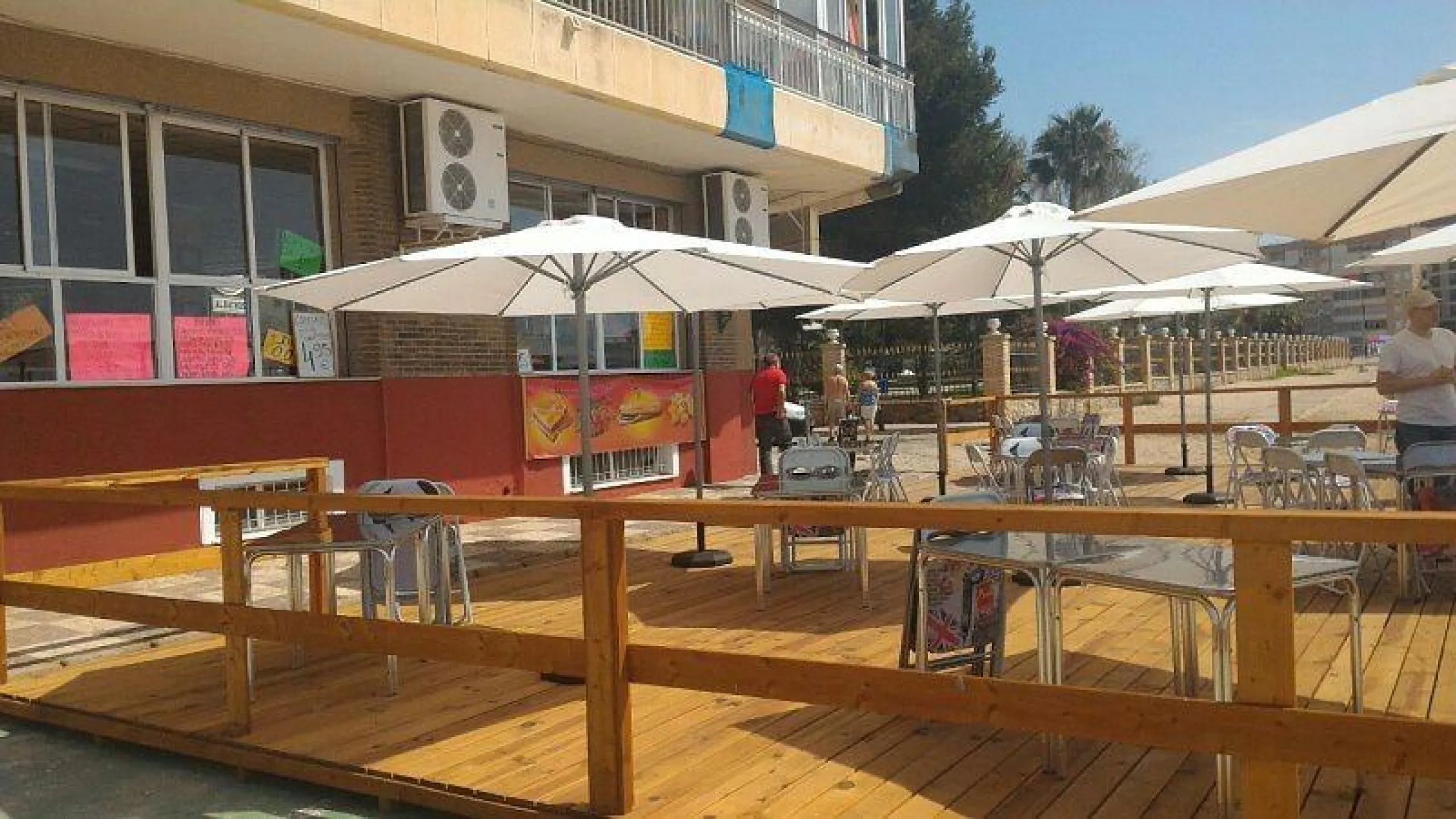 RESTAURANTE EN TORREVIEJA EN LA PRIMERA LINEA DE PLAYA. (EL PROPIETARIO ACEPTA CONTRAOFERTA!)