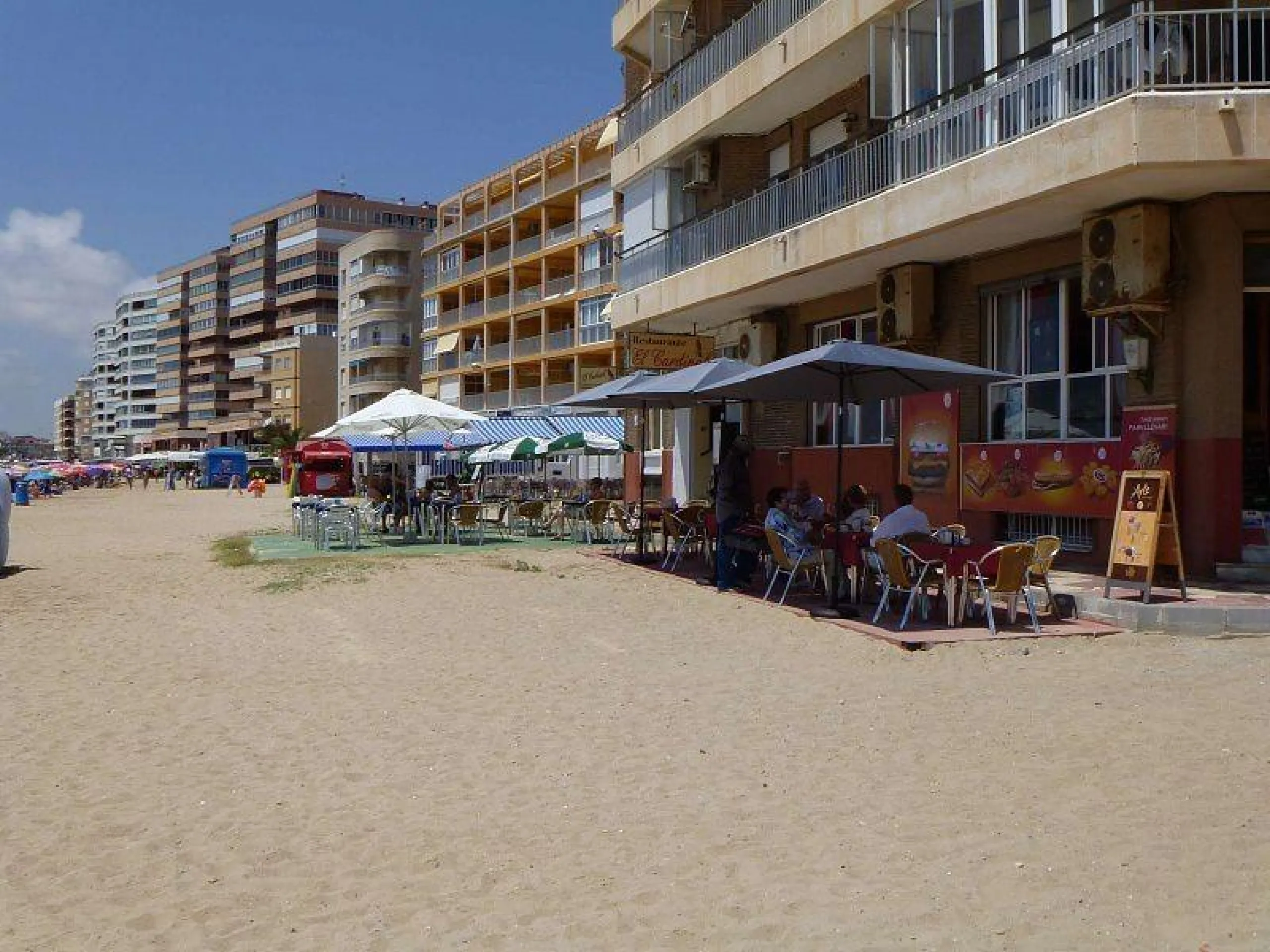 RESTAURANTE EN TORREVIEJA EN LA PRIMERA LINEA DE PLAYA. (EL PROPIETARIO ACEPTA CONTRAOFERTA!)