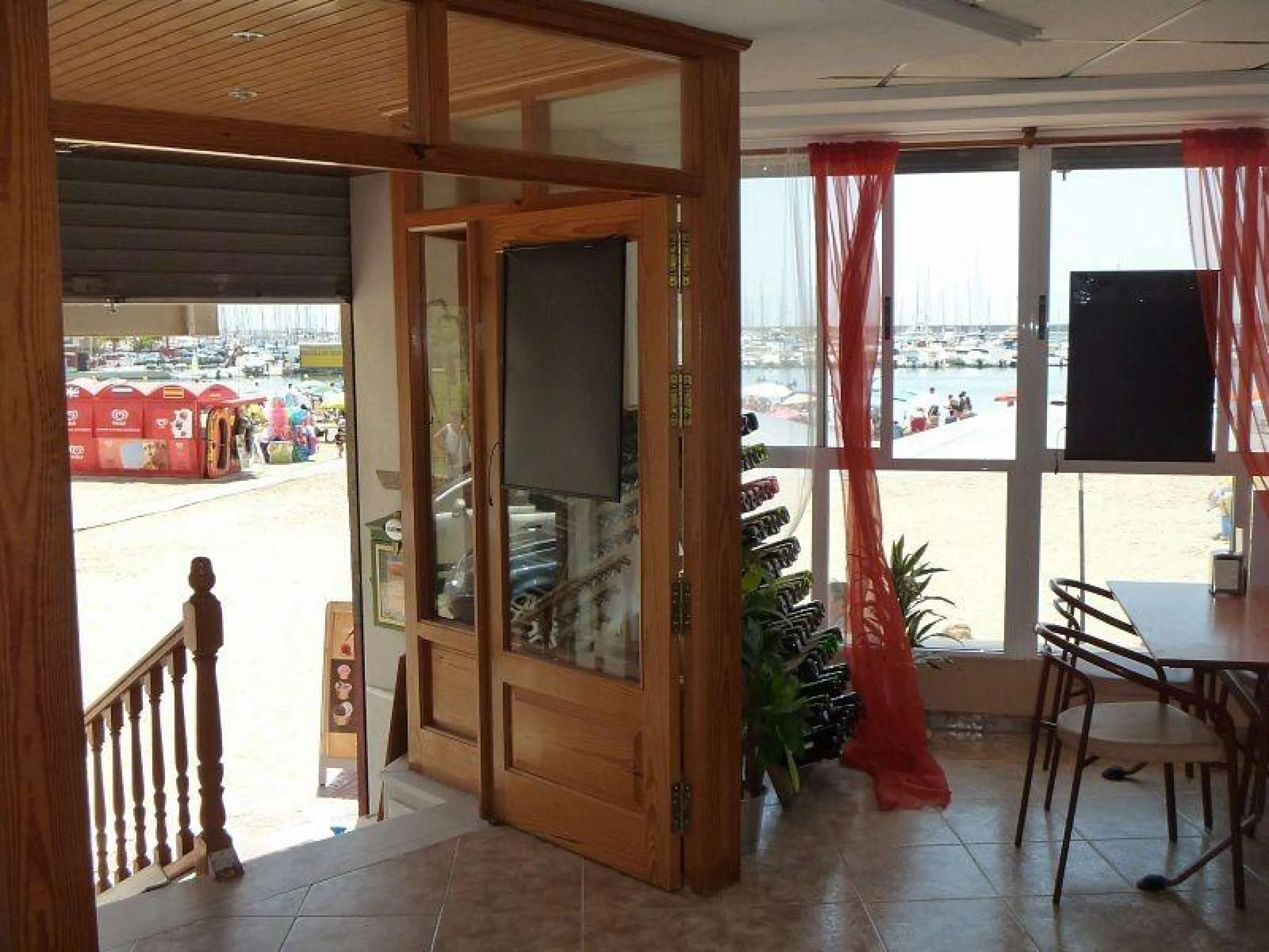 RESTAURANTE EN TORREVIEJA EN LA PRIMERA LINEA DE PLAYA. (EL PROPIETARIO ACEPTA CONTRAOFERTA!)