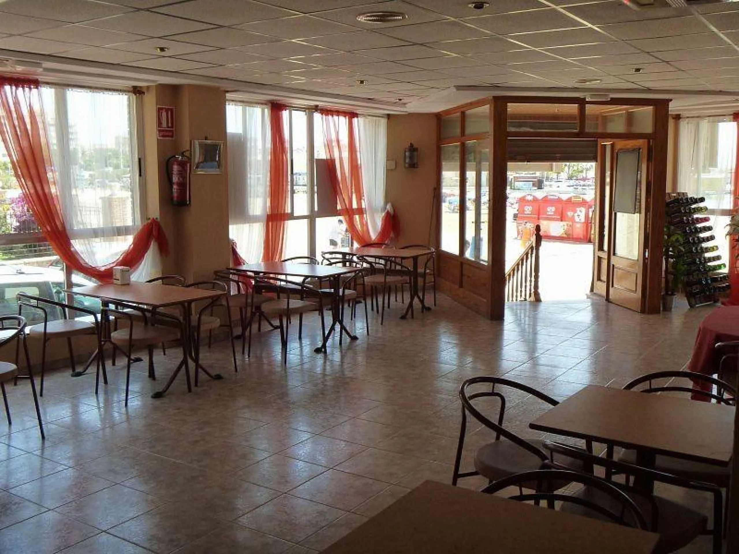 RESTAURANTE EN TORREVIEJA EN LA PRIMERA LINEA DE PLAYA. (EL PROPIETARIO ACEPTA CONTRAOFERTA!)