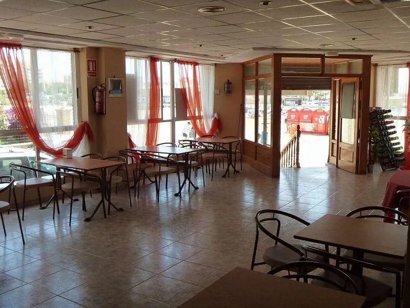 RESTAURANTE EN TORREVIEJA EN LA PRIMERA LINEA DE PLAYA. (EL PROPIETARIO ACEPTA CONTRAOFERTA!)