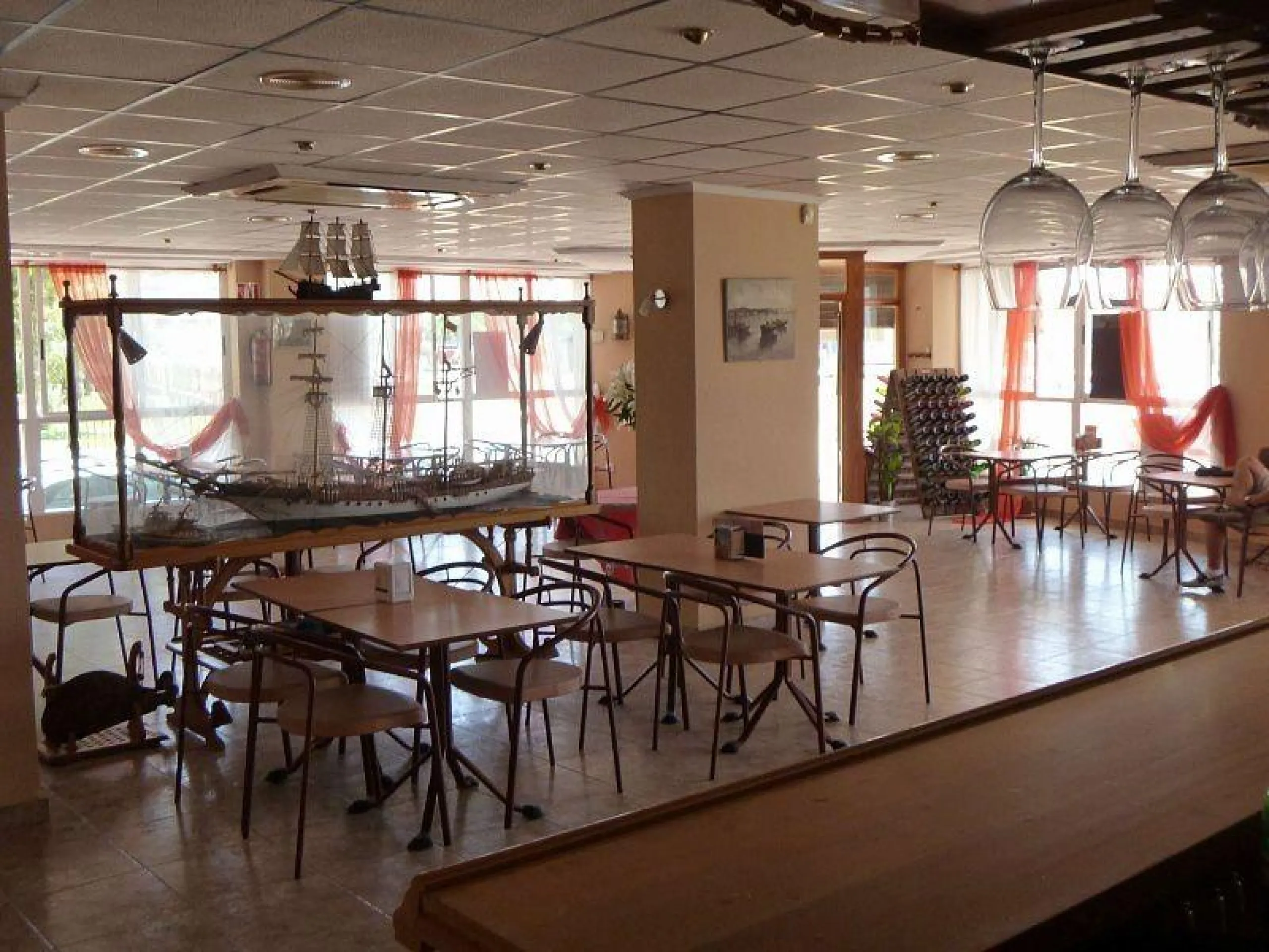 RESTAURANTE EN TORREVIEJA EN LA PRIMERA LINEA DE PLAYA. (EL PROPIETARIO ACEPTA CONTRAOFERTA!)