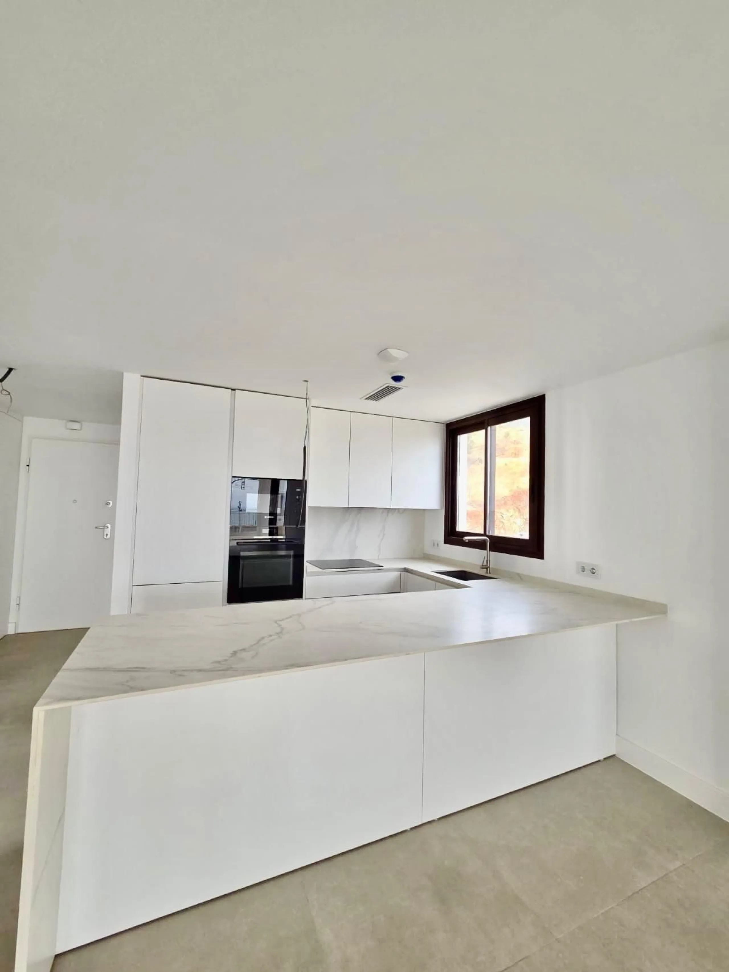 Exklusives mediterranes Wohnen in dieser unbenutzten, nach Süden ausgerichteten Wohnung in der begehrten Phase Las Lomas 5 von La Reserva del Higuerón