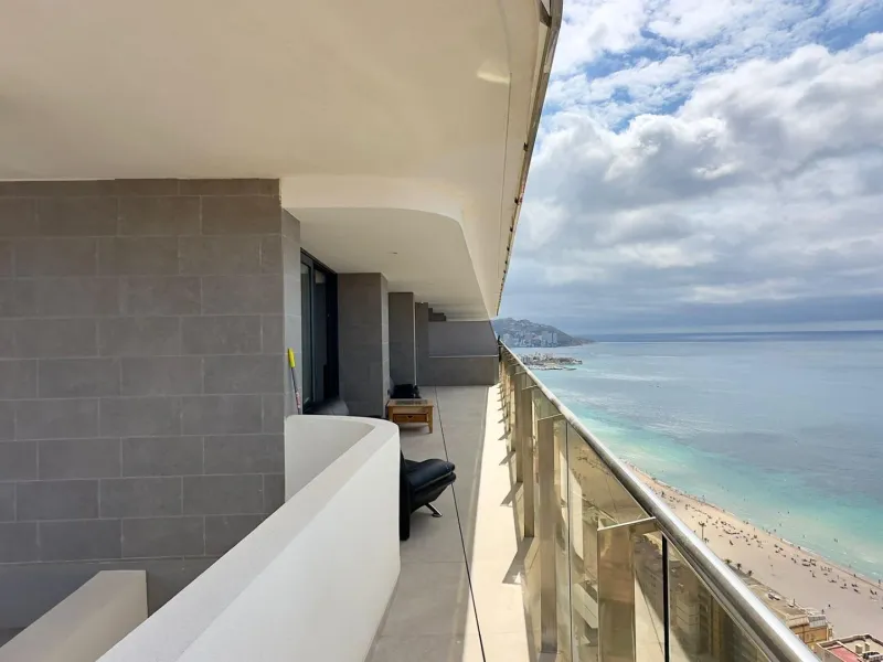 Incredible penthouse in first line of the sea