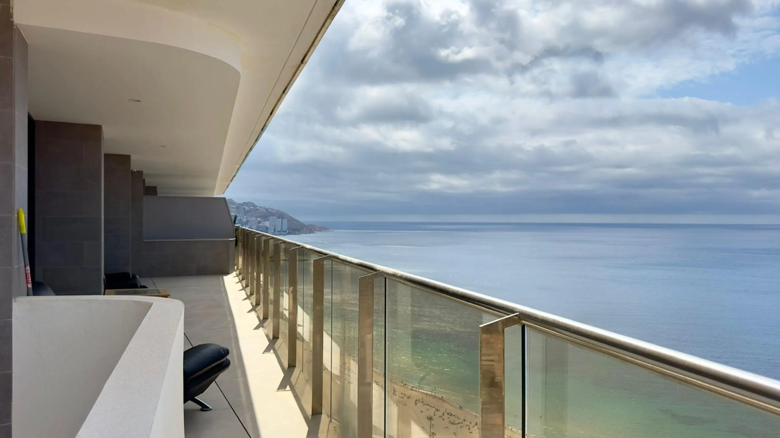 Incredible penthouse in first line of the sea