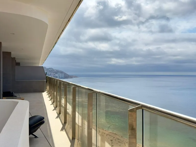 Incredible penthouse in first line of the sea