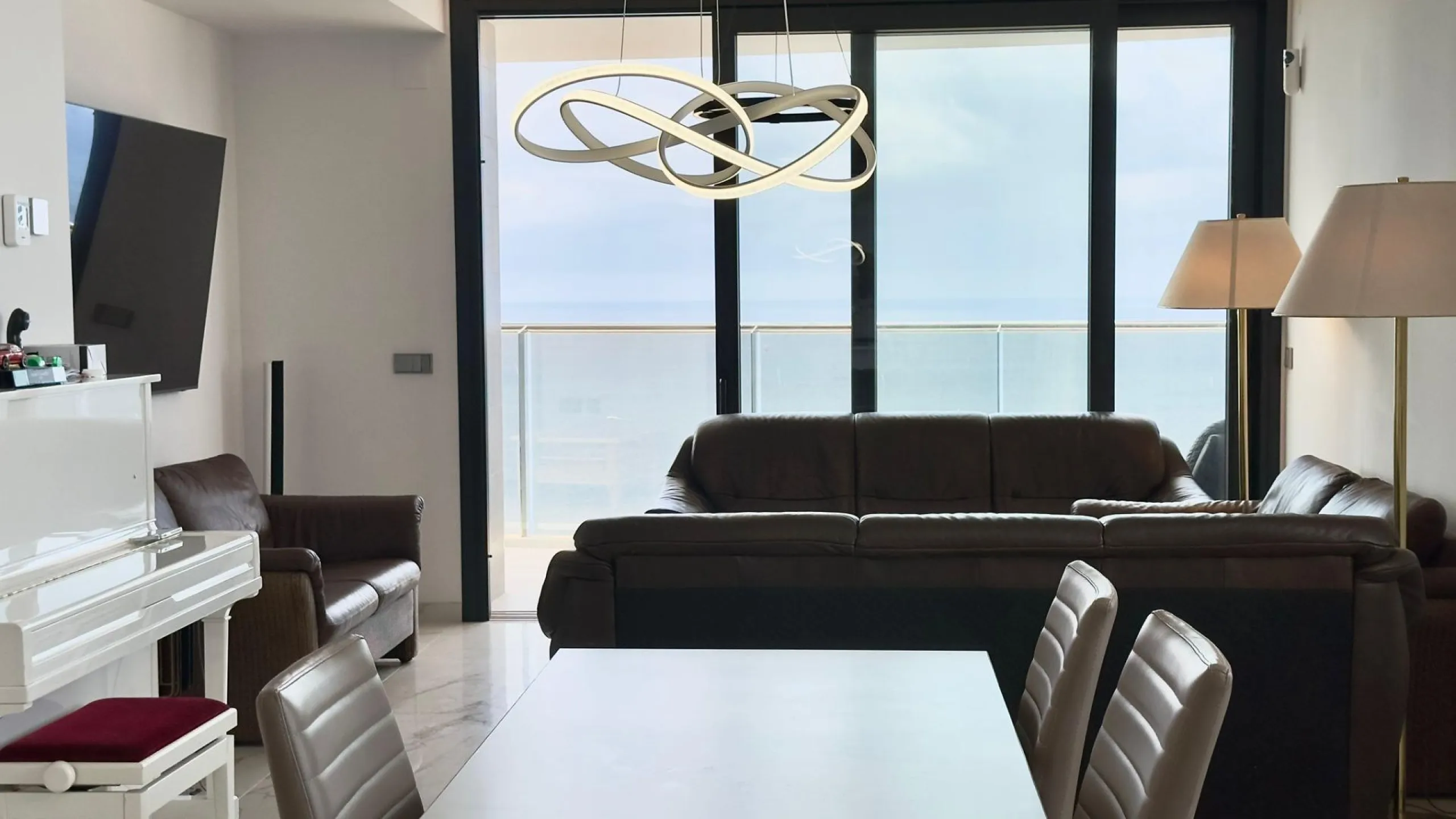 Incredible penthouse in first line of the sea