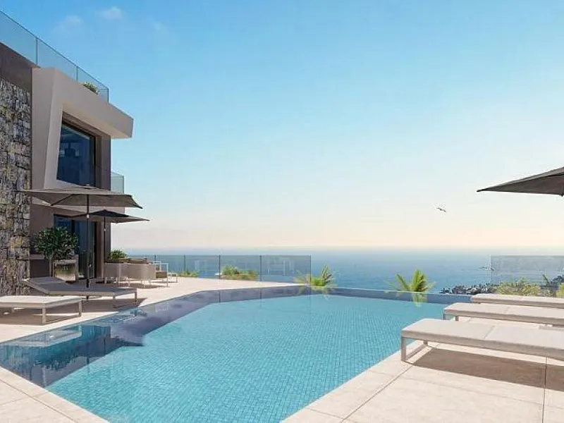 Villa de lujo con piscina privada y vistas al mar