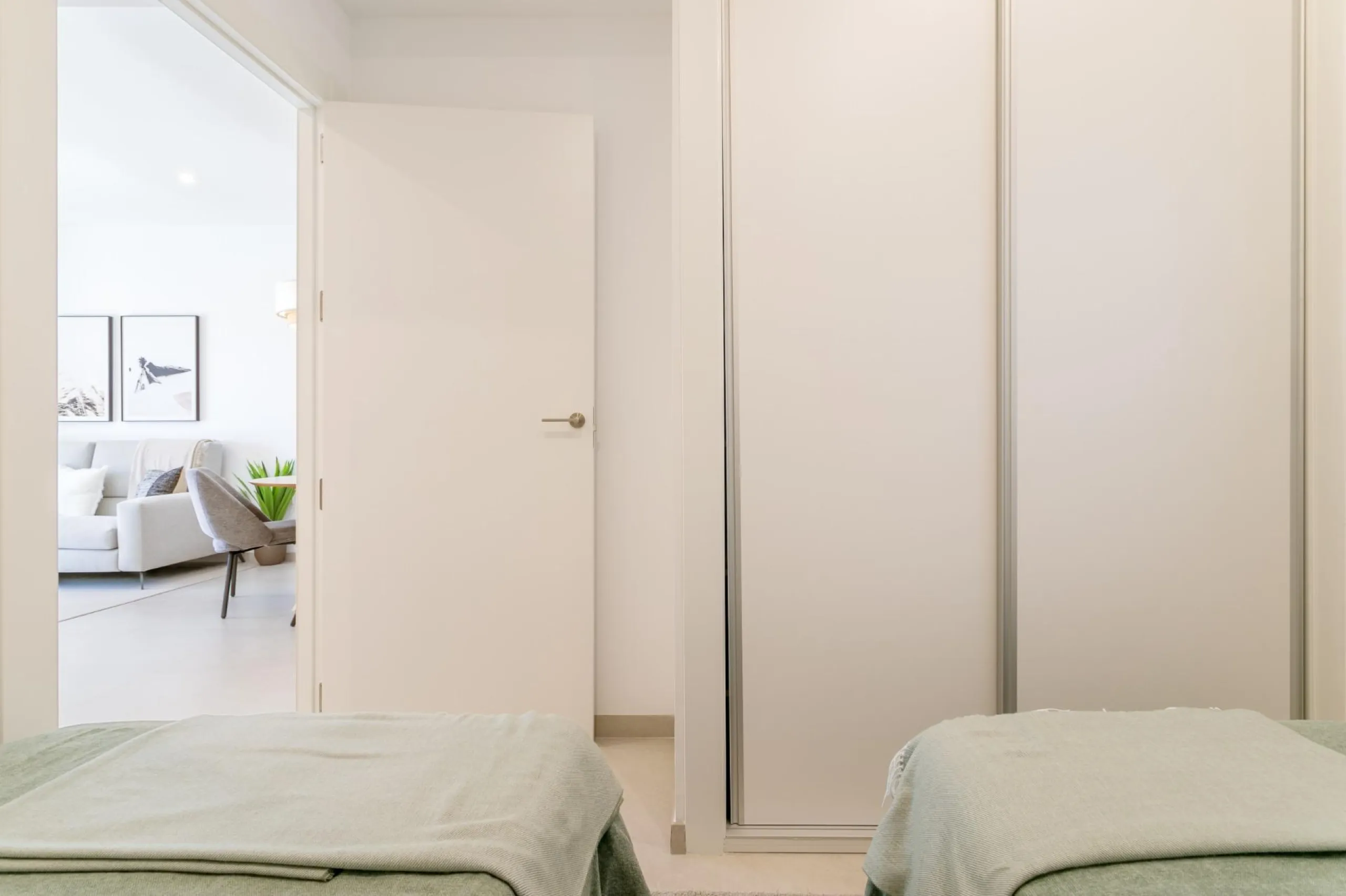 APARTAMENTOS DE OBRA NUEVA CON VISTAS AL MAR. 2 DOR. 2 BAÑOS. APARCAMENTO. PISCINA. PLAYA A 700 M.