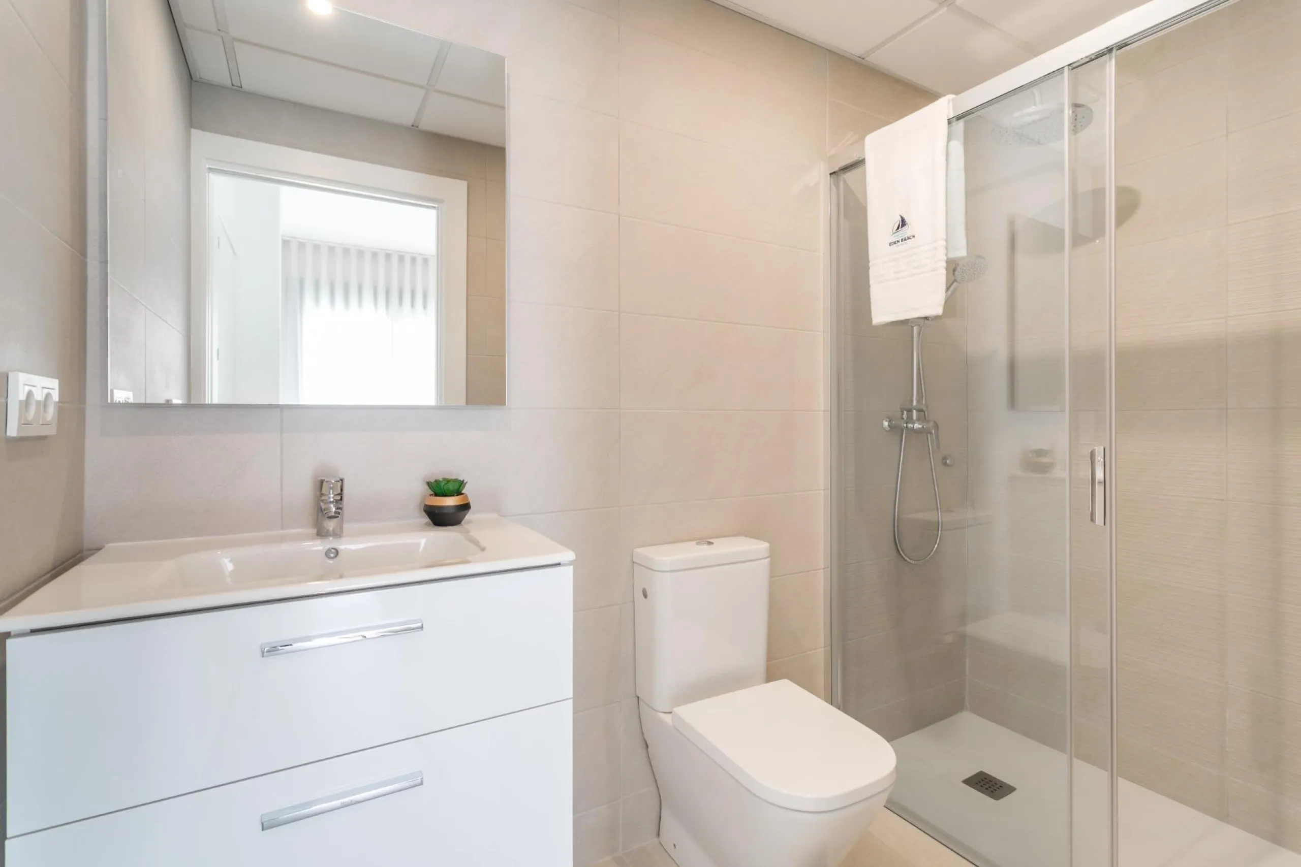 APARTAMENTOS DE OBRA NUEVA CON VISTAS AL MAR. 2 DOR. 2 BAÑOS. APARCAMENTO. PISCINA. PLAYA A 700 M.