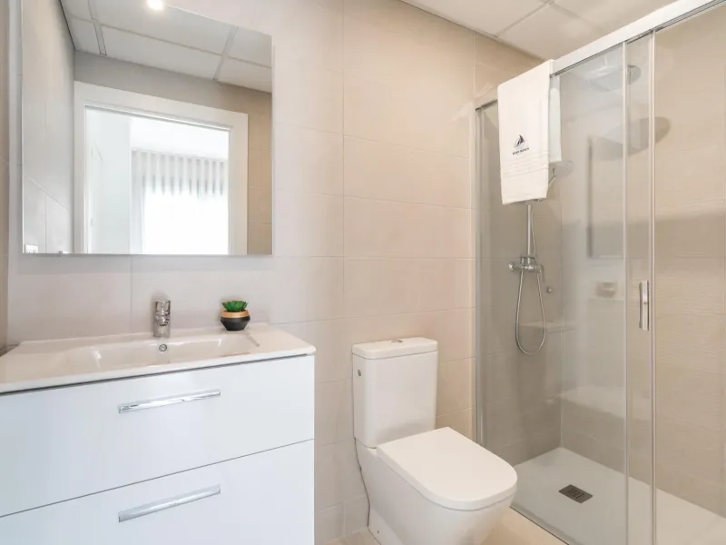 APARTAMENTOS DE OBRA NUEVA CON VISTAS AL MAR. 2 DOR. 2 BAÑOS. APARCAMENTO. PISCINA. PLAYA A 700 M.
