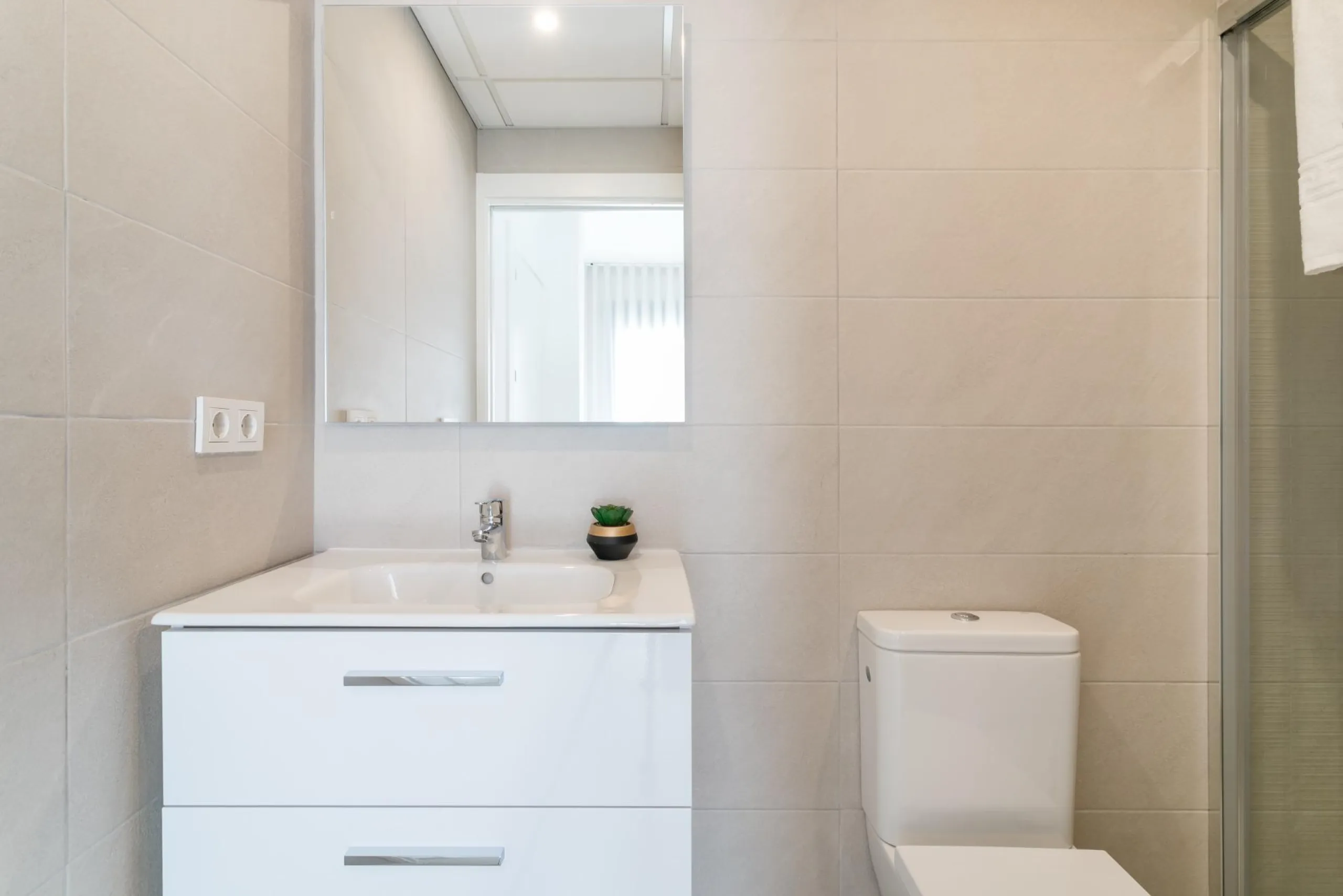APARTAMENTOS DE OBRA NUEVA CON VISTAS AL MAR. 2 DOR. 2 BAÑOS. APARCAMENTO. PISCINA. PLAYA A 700 M.